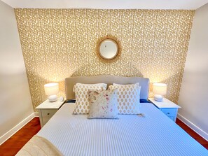 3 bedrooms, desk, iron/ironing board, travel crib - The Charleston Suites: The Emerson Suite (Charleston)