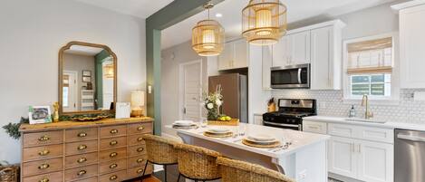 Refrigerador, microondas, horno y parrilla de estufa