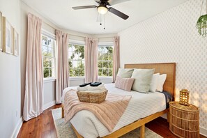 3 habitaciones, escritorio y tabla de planchar con plancha 