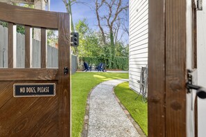 Property grounds - The Charleston Suites: The Emerson Suite (Charleston)