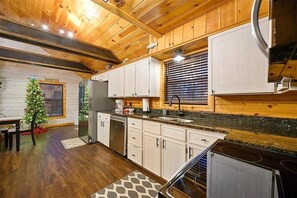 Fridge, microwave, oven, stovetop - The Busy Beaver Lodge (McCurtain County)