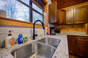 Fridge, microwave, oven, stovetop - The Dancing Deer Lodge (McCurtain County)