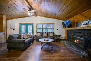 TV, fireplace - The Dancing Deer Lodge (McCurtain County)