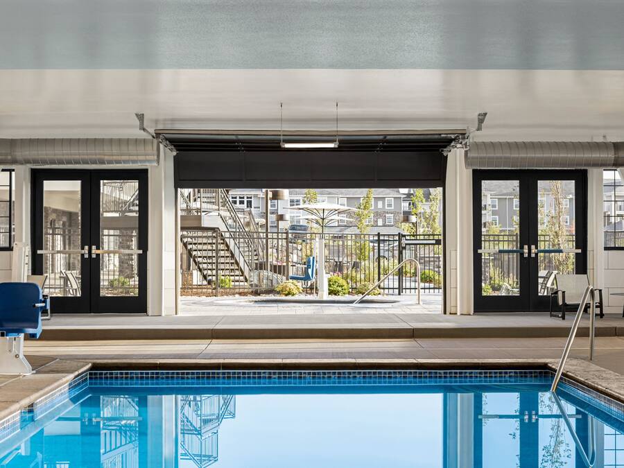 Una piscina interior con vistas despejadas a una zona residencial.