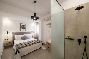 Bathtub, hair dryer, towels, shampoo