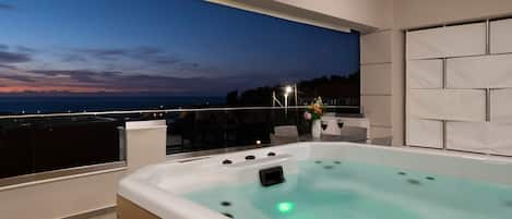 Outdoor spa tub