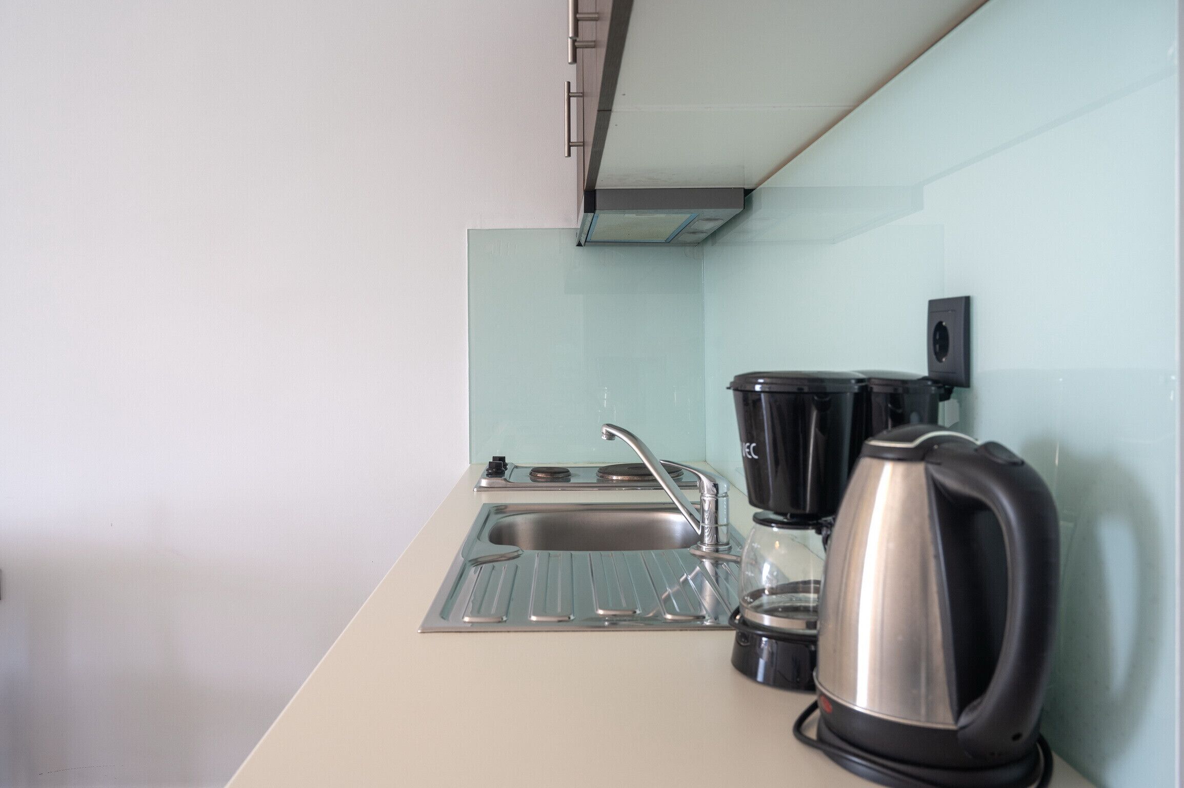 Kühlschrank, Ofen, Wasserkocher mit Kaffee-/Teezubehör, Wasserkocher