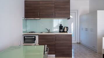 Kühlschrank, Ofen, Wasserkocher mit Kaffee-/Teezubehör, Wasserkocher