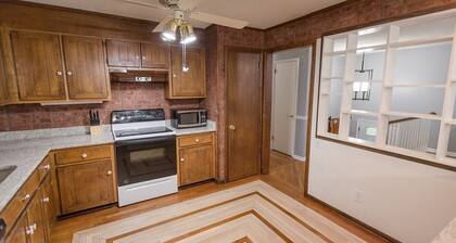 ROOMY!, pet friendly, fenced backyard.