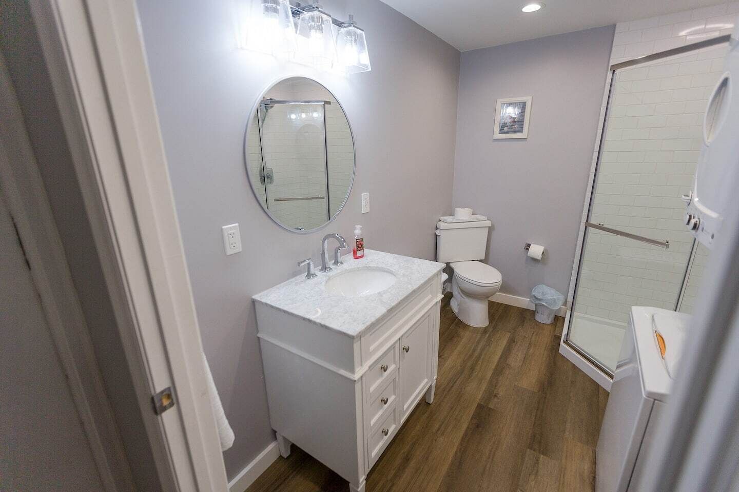 Combined shower/tub, hair dryer, towels