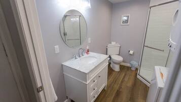 Combined shower/tub, hair dryer, towels