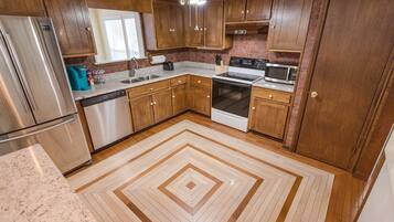 Jääkaappi, mikroaaltouuni, uuni, liesi