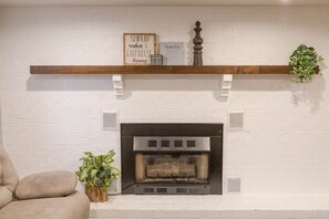 Interior - ROOMY!, pet friendly, fenced backyard. (Cleveland)