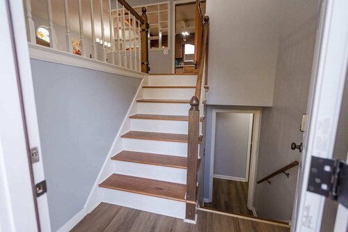 ROOMY!, pet friendly, fenced backyard.