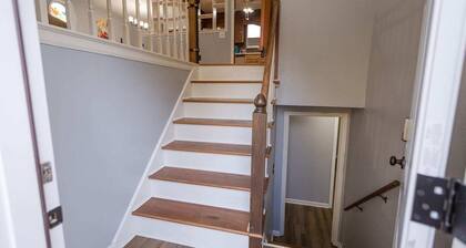 ROOMY!, pet friendly, fenced backyard.