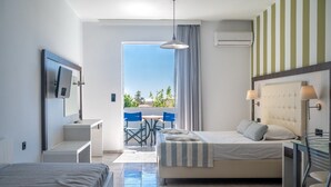 Une chambre d’hôtel avec un lit, un bureau, une chaise et une vue sur l’extérieur.
