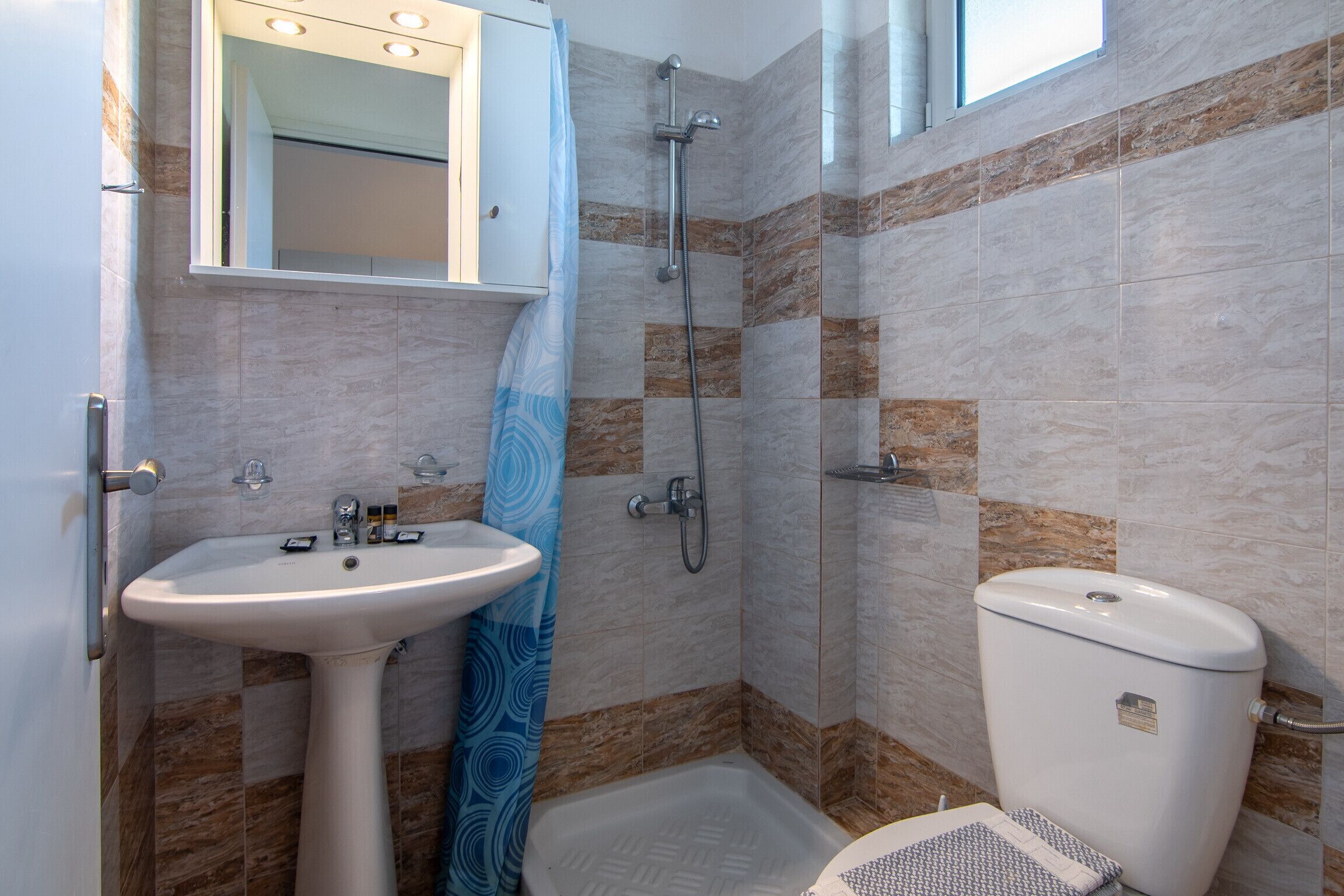 Douche, sèche-cheveux, serviettes fournies, shampoing