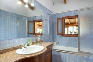 Bathtub, towels - Sunset Finca Can Gosp (Alcúdia)