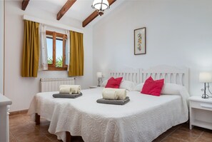 3 bedrooms, iron/ironing board, free WiFi, bed sheets