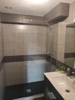 Shower, hair dryer, bathrobes, towels