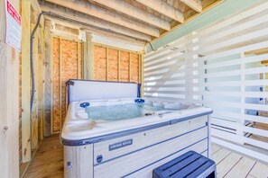 Indoor spa tub - Oceanfront Home with Saltwater Pool, Hot Tub, and Private Walk to Beach (Salvo)
