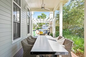 تناول الطعام بالخارج