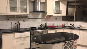 Kühlschrank, Mikrowelle, Herdplatte, Wasserkocher mit Kaffee-/Teezubehör