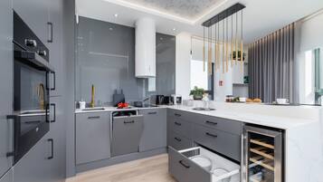 ميكروويف، غسالة أطباق، ماكينة لصنع القهوة/الشاي