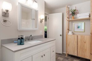 Badkar, hårtork och handdukar