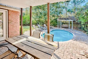 Outdoor pool - 4 MINUTES WALK TO BEACH - PET WELCOME - PRIVATE POOL - FENCED BACKYARD (Santa Rosa Beach)