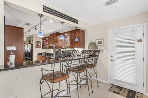 Kylskåp, mikrovågsugn, ugn och spishäll