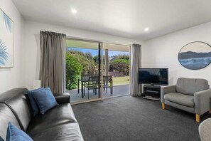 Televisie, een dvd-speler en een kantoor