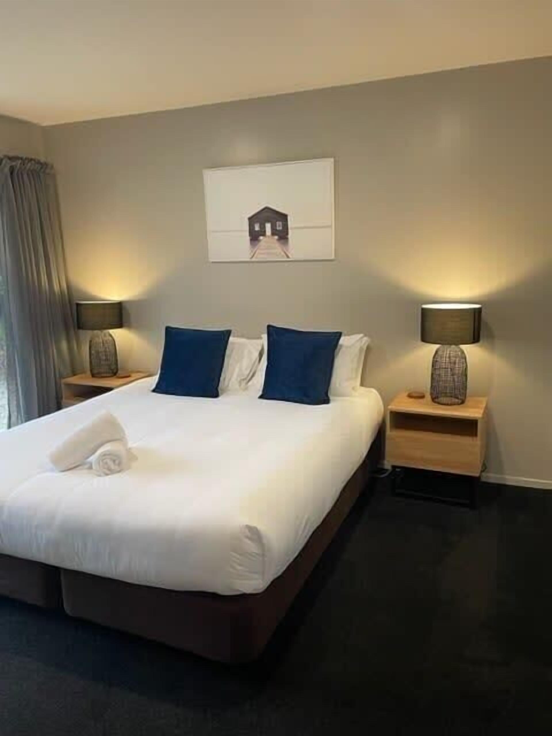 2 bedrooms, desk, iron/ironing board, WiFi