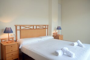 3 bedrooms, iron/ironing board, internet, bed sheets