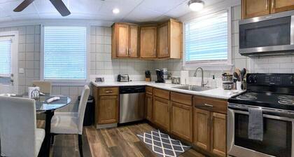 Comfortable Cottage on the Blue Mile - Close to GSU!