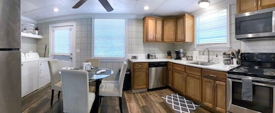 Comfortable Cottage on the Blue Mile - Close to GSU!