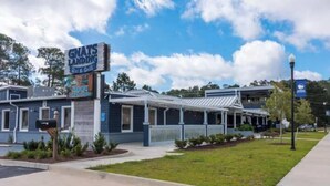 Un edificio con un letrero que dice "GNATS LANDING Bar & Grill".