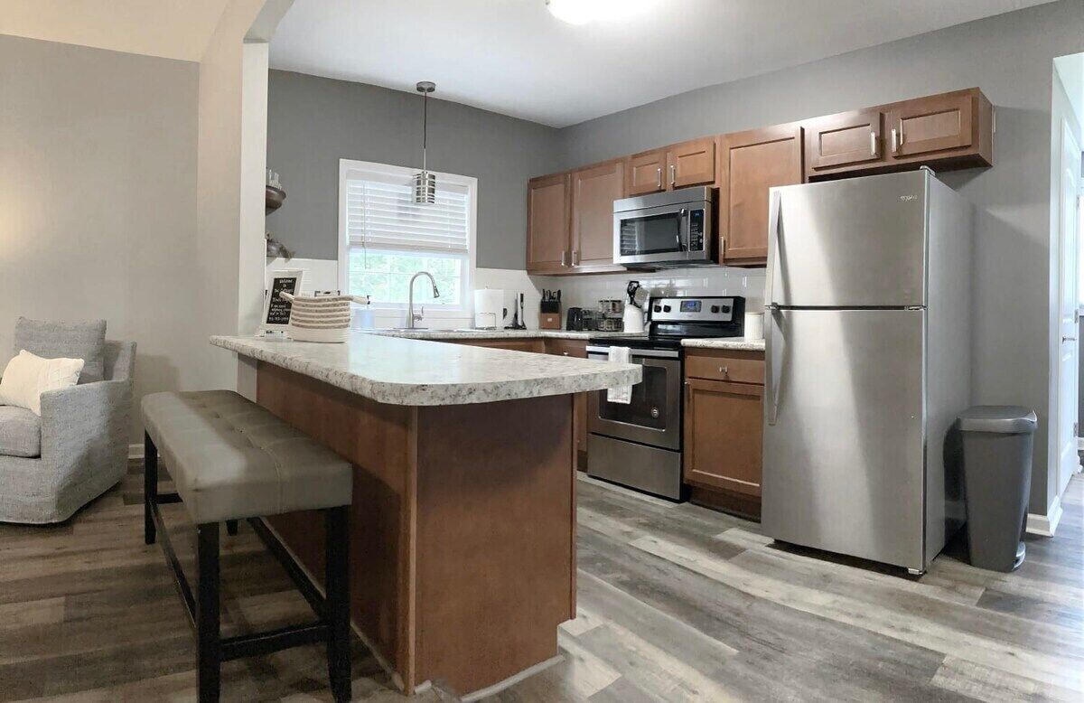 Frigorifero, microonde, piano cottura, lavastoviglie