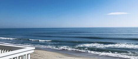 En la playa, camastros y toallas de playa
