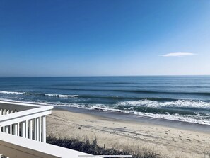 Plage, chaises longues, serviettes de plage