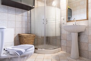 Een douche, een haardroger, handdoeken, zeep