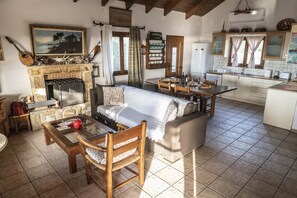 Älytelevisio, takka, kirjoja