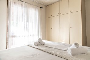 3 makuuhuonetta, tallelokero huoneessa, silitysrauta/-lauta