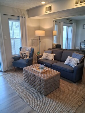 Smart TV, Netflix, streaming services - Waterfront Condo at Stripers Landing, Smith Mountain Lake, Virginia (Moneta)