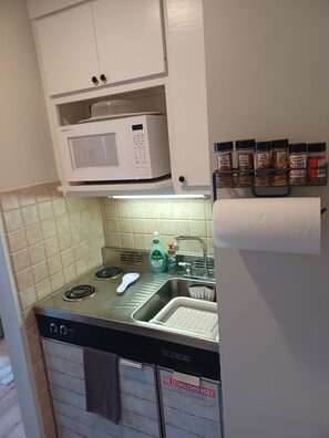 Full-size fridge, microwave, stovetop, coffee/tea maker