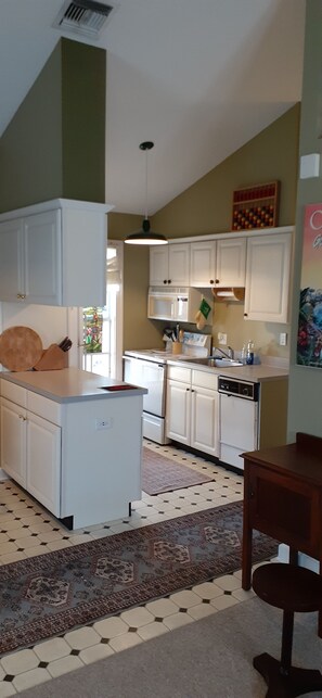 Jääkaappi, mikroaaltouuni, uuni, liesi