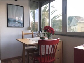 Dining - BestHomeStay-Parede Beach (Lisbon) (Parede)