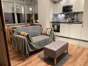 TV - BestHomeStay-Parede Beach (Lisbon) (Parede)