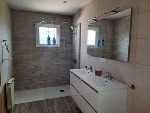 Een bad, een haardroger, handdoeken, toiletpapier