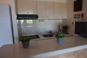 Een koelkast, een microgolfoven, een vaatwasser